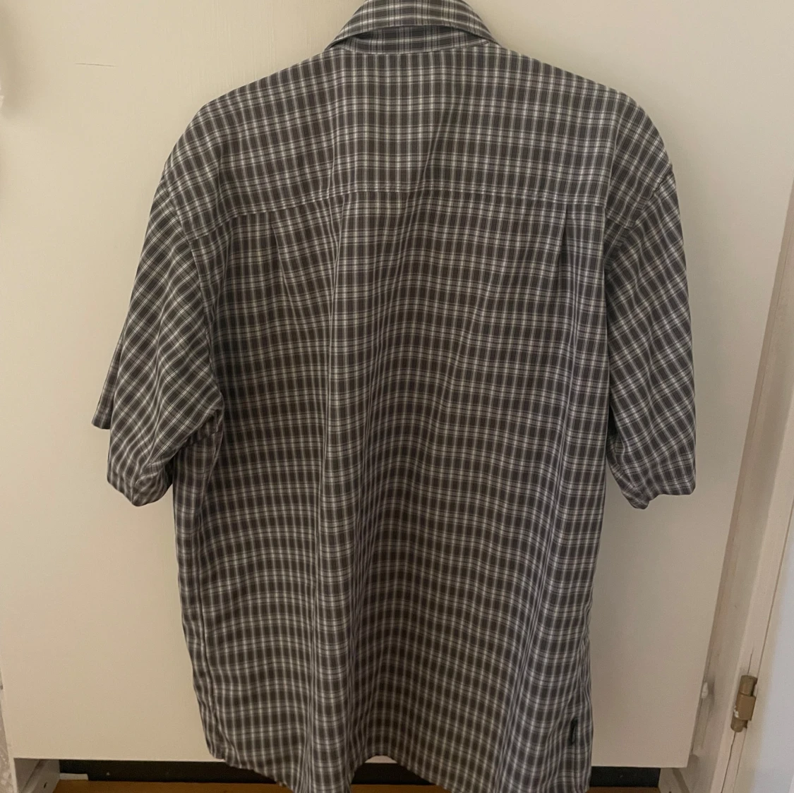 Grå och vit rutig skjorta - 90