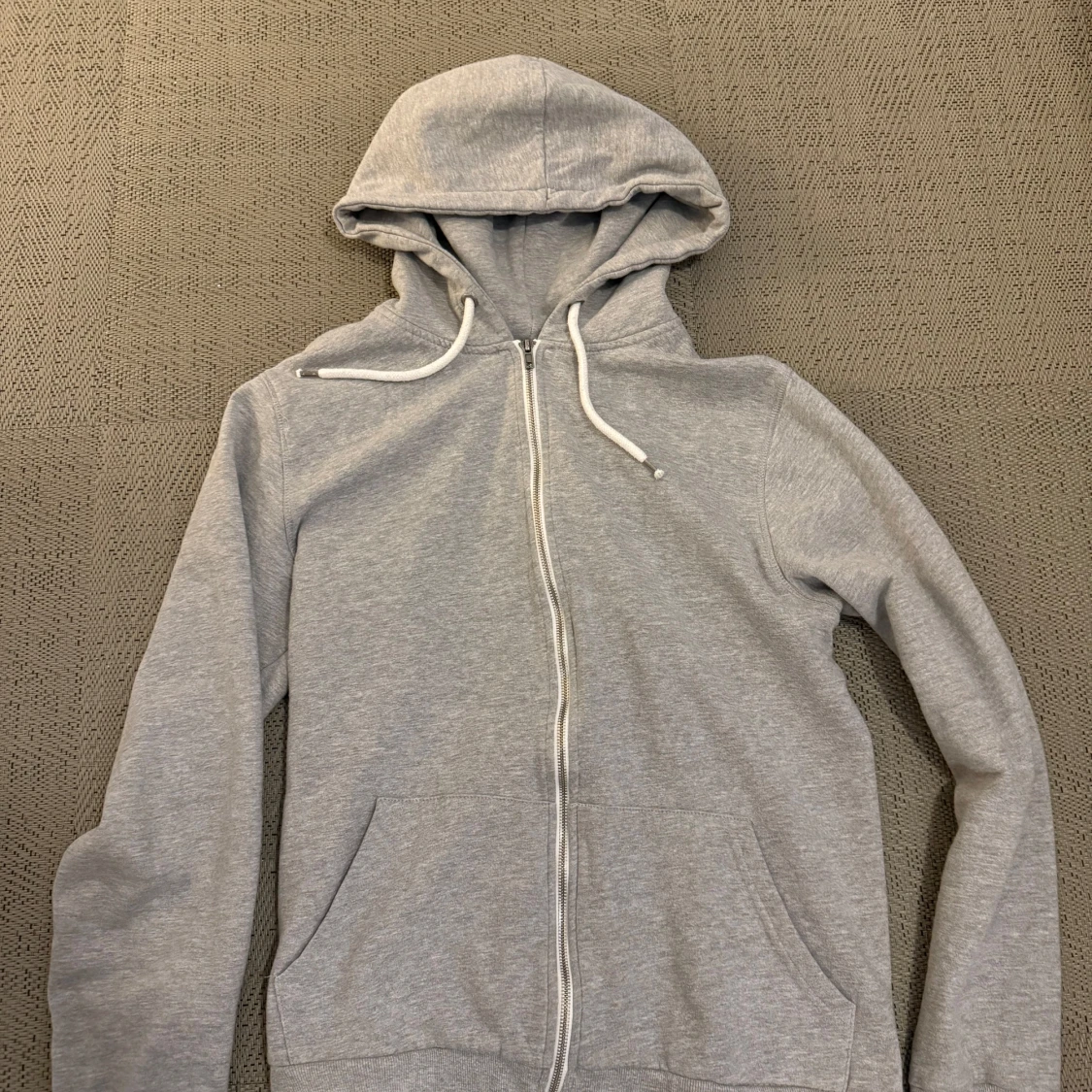 Grå hoodie från Lager 157 - 90