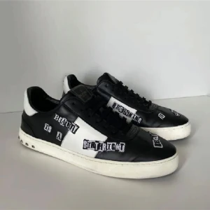 Valentino flycrew - Säljer dom här riktigt snygga Valentino flycrew skorna, skorna är nästintill helt nya och använda ca 10 gånger! Priset kan diskuteras och byten kan vara intressant! Storlek 42 men passar även 43. Hör av dig vid minsta fundering!