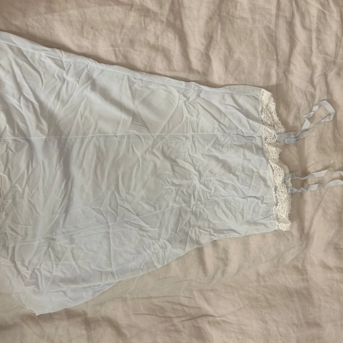 Ljusblå klänning med spetsdetaljer - 90