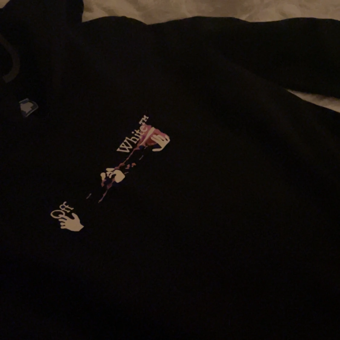 Svart hoodie med grafiskt tryck - 90