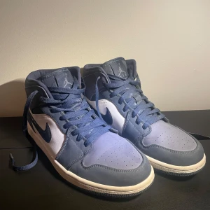 Nike Air Jordans 1 - Jag säljer mina Nike Air Jordan 1 Osidian Blue med olika nyanser av lila. De är i toppskick och använda ett fåtal gånger men syns knappt. 