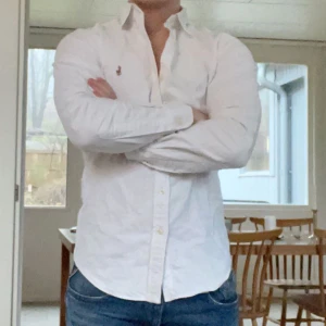Ralph lauren skjorta i slim fit - Jättesnygg ralph lauren skjorta perfekt inför nyår till exempel. Skjortan är i mycket bra skick men hade vart bra att strykas då den legat ihopvikt. Köpt på NK i Göteborg för drygt 1500kr (tror 1700). Passar perfekt till den mellan 175-183 . OBS: endast goda omdömen så ni kan vara säkra på en god affär🙏🏽