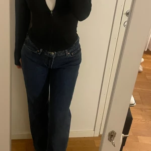 Mörkblå straight low waist jeansbyxor - Säljer ett par mörk blåa jeansbyxor med normal passform. Byxorna har en rak stil. Använd endast ett par gånger och sitter perfekt på kroppen. 