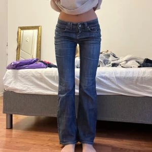 Jeans  - Midjemått 37cm, innerbenslängd 78cm ❤️