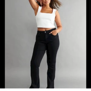 Svarta jeans med fransiga detaljer - Säljer ett par svarta jeans från Gina i storlek 32. De är uppsprättade där nere för extra längd , jötte fina