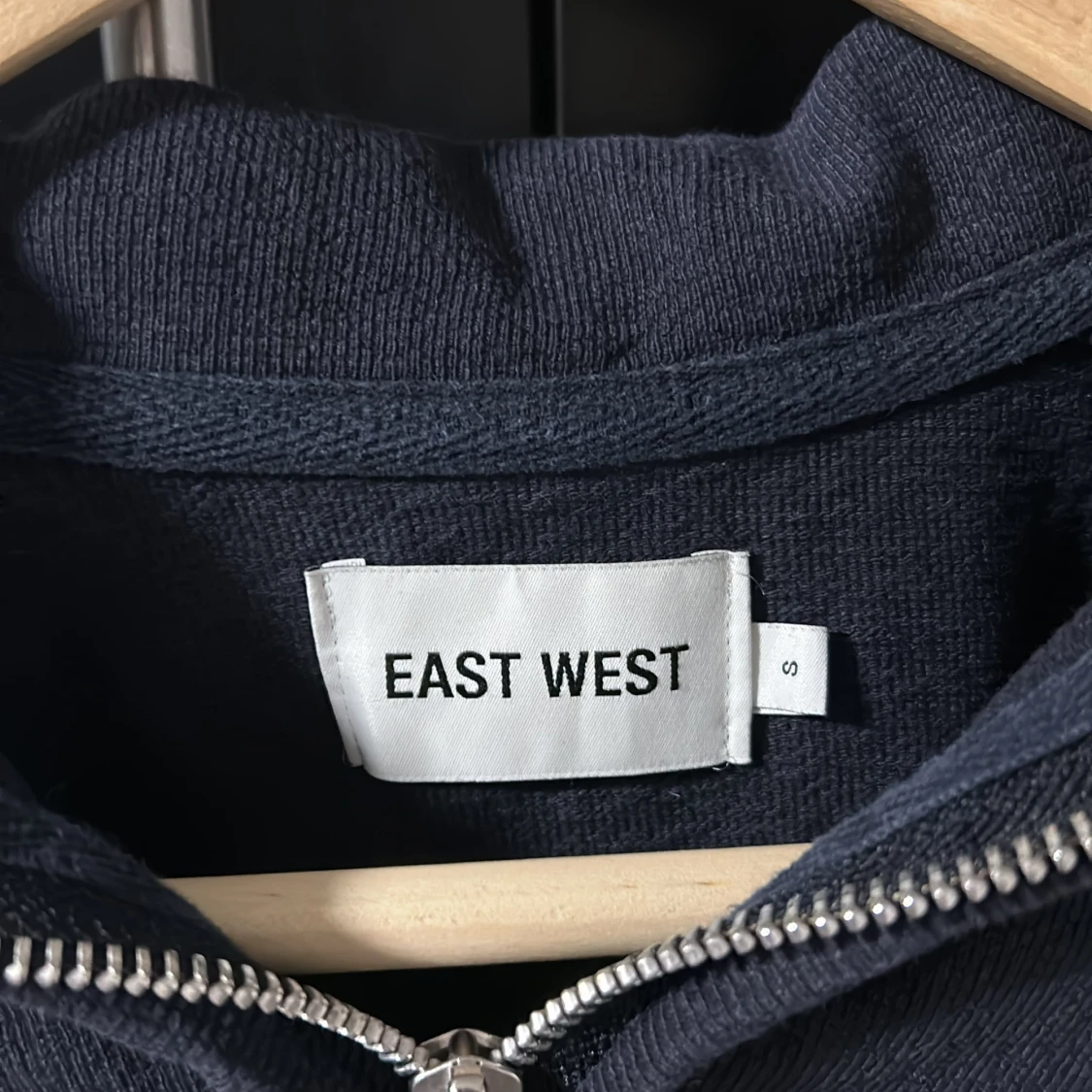 Mörkblå tröja med dragkedja från East West - 90