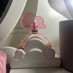 Ariana Grande pink cloud  - Ca 60% kvar💕100 ml, säljs då den inte riktigt används längre 💕 köpt på kicks för 850kr, doftnoter; Topp: Rosa ananas, drakfrukt, bär Hjärta: Vaniljorkidé, kokosvatten, ambrette Bas: Amberträ, mysk, pralin