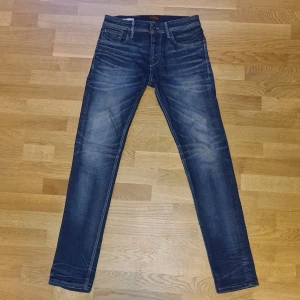Blå jeans från Jack & Jones - Bllå jeans från Jack & Jones med straight passform.