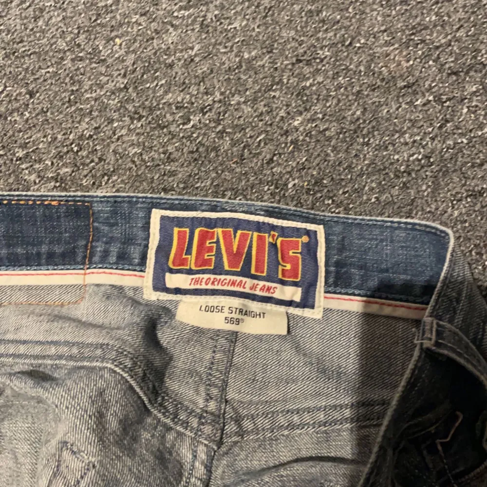 Säljer ett par Levi's 569 jeans i en ljusblå tvätt. De har en loose straight passform och klassiska femficksdetaljer. Perfekta för en avslappnad stil. Lite långa på mig som är 160 ungefär men om man orkar sy upp elr bara vika upp så skulle dom absolut funka❤️Dom är högmidjade men om man har chansen så kan man sy om dom❤️De är inte nyköpta men har inte använt dom köpte de på second hand❤️. Farkut & Housut.