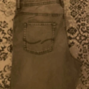 Grå jeans från Jack & Jones - Snygga gråa jeans från Jack & Jones med relaxed fit. Sprillans nya har aldrig blivit använda. Kostar 399 kr, storlek 176 16 år gammal 