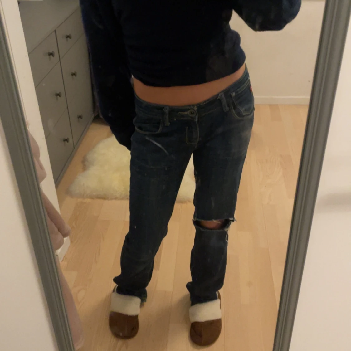 Jätte fina mörkblåa jeans med ett hål💕 - 90