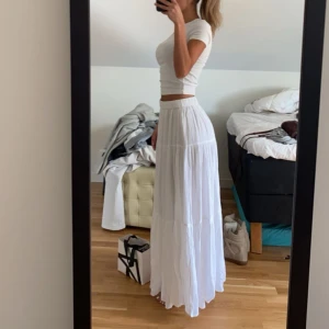 Vit lång kjol - Vit lång kjol från stradivarius, säljs inte längre. Varsamt använd. 