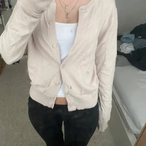 beige kofta - Säljer min kofta jag köpt på Plick eftersom jag inte använder den längre. Har några defekter, skriv för bilder☺️(bilden är ej min!!)🩷🩷