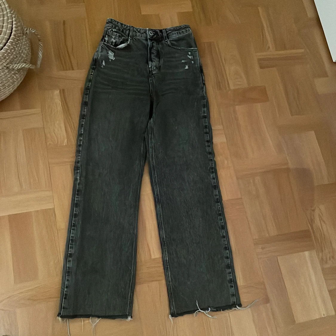 Svarta ZARA jeans med slitna detaljer