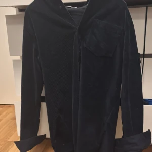 Stone Island Manchester overshirt - Tja säljer min stone Island overshirt i Manchester mönster. Köpte den i somras på nk i Göteborg men kan tyvärr inte hitta kvittot, den passar 170/14 år. Skriv vid köp eller hör av er vid fundering.