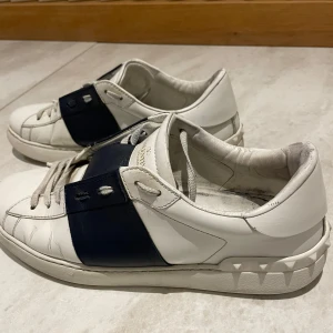 Valentino opens skor - Säljer mina valentino skor, storlek 43. Säljs utan låda pga att den har försvunnit.