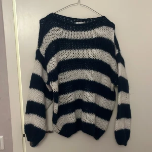 Randig stickad tröja Design by Si - Mysig stickad tröja från Design by Si med breda ränder i marinblått och vitt. Använd Max 1 gång och i superbra skick❤️.
