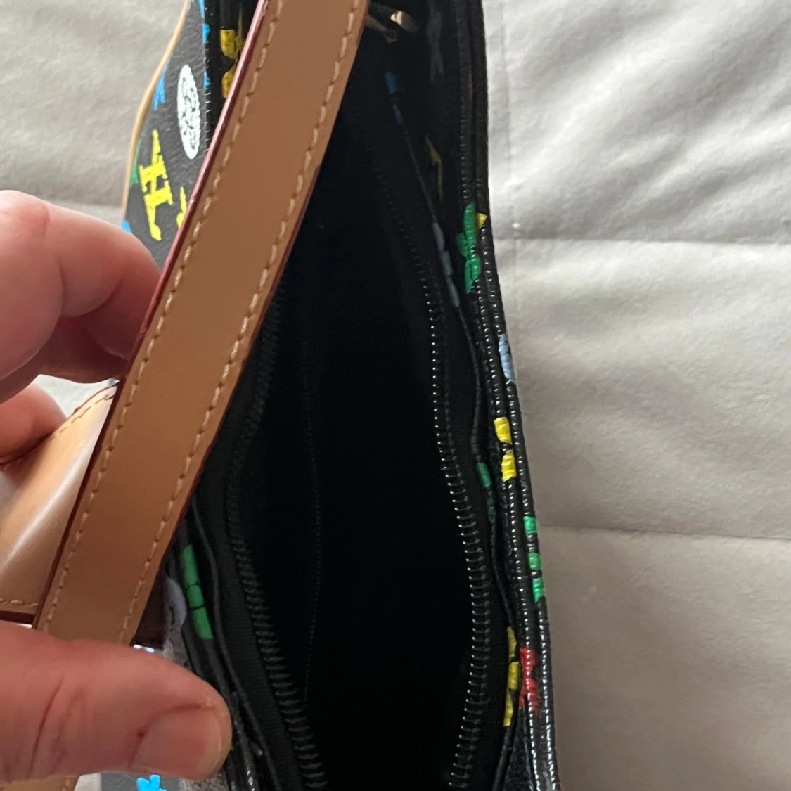 Färgglad axelväska med monogram - 93