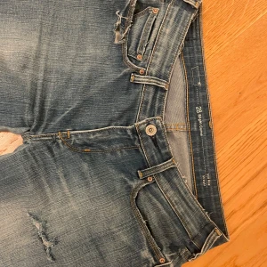 Lågmidjade jeans  - Säljer Lågmidjade jeans från Levi's med slitna detaljer. Jeans är i bra skick 