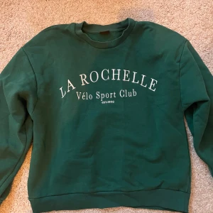 Collegetröja mörkgrön - Mörkgrön collegetröja från gina tricot ❤️. Storlek S