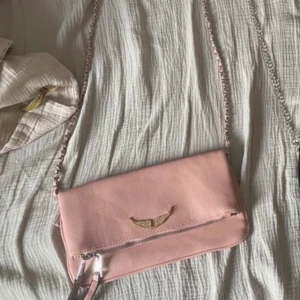 Rosa axelväska 🩷 - Snygg rosa axelväska inte äkta men ser ut som en äkta ZADIG väska i storlek mellan, med kedja köpt i Spanien för 600kr. kommer inte riktigt till användning. Tryck gärna på köp nu! 💕