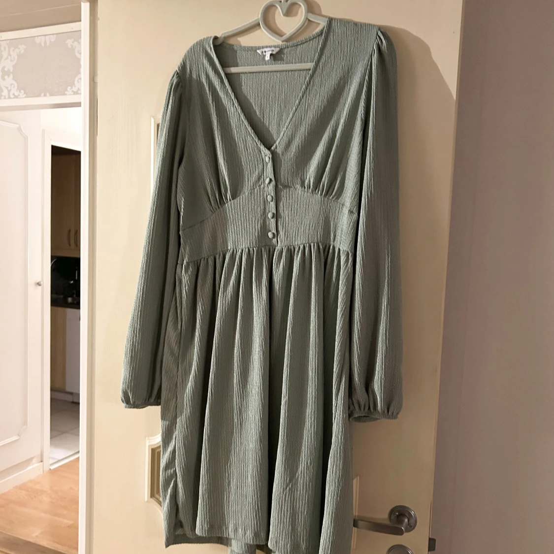 Grön klänning med knappar