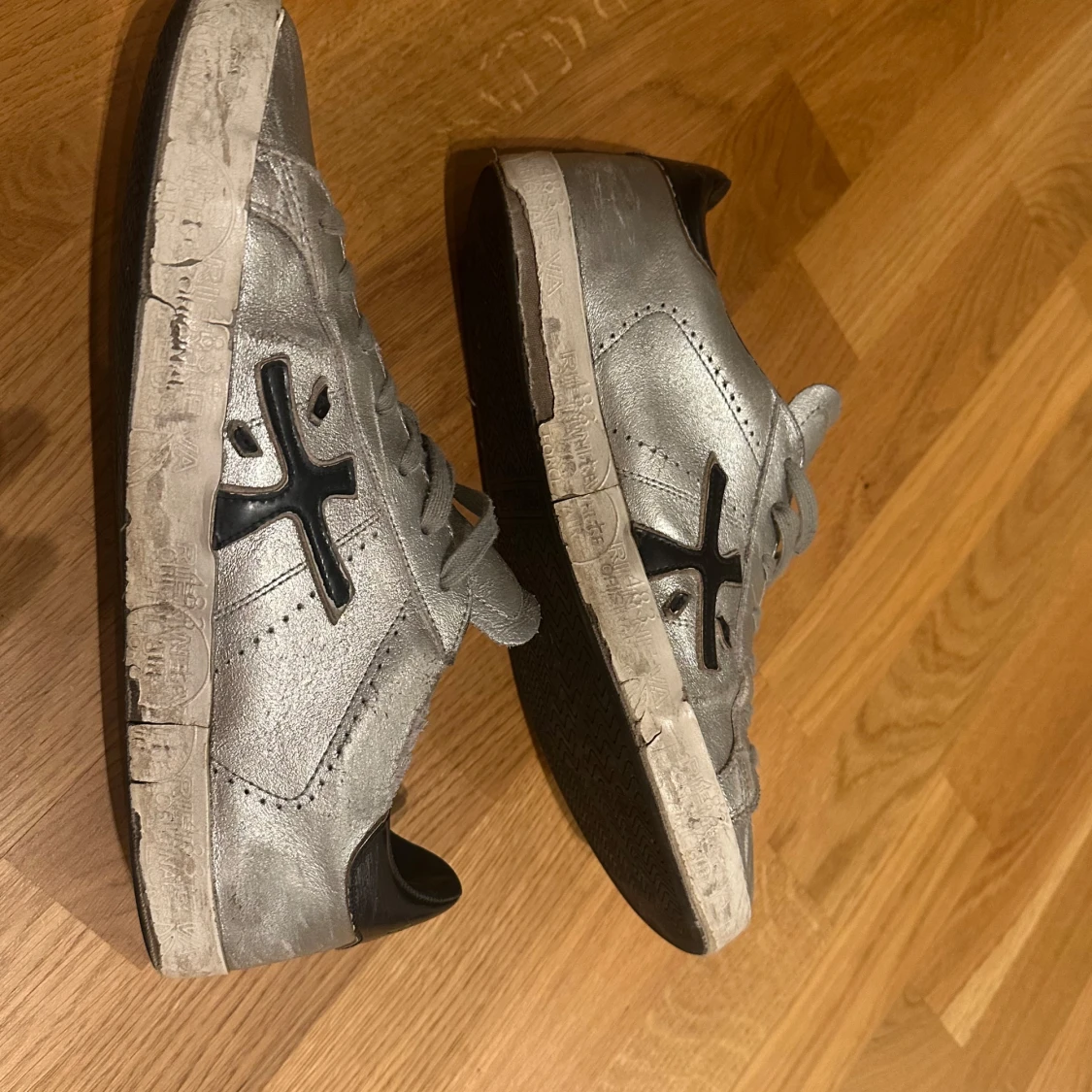 Silvriga sneakers från Premiata - 91