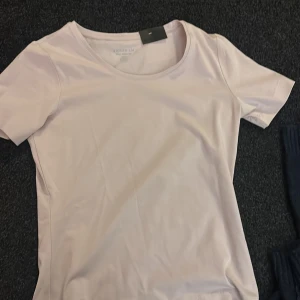 Ljusrosa  t-shirt - Säljer en stilren rosa T-shirt aldrig använd men super fin,kolla även in min profil har en likadan i vit knappt använd💓