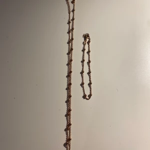 Halsband & Armband  - Väldigt fint och elegant halsband med matchande armband i färgen rosé. Använts max 3 gånger och är i mycket bra skick. Passar väldigt bra till vardagsbruk men även vid finare event. De är köpta på antingen Albrekts Guld eller Guldfynd, men jag kommer tyvärr inte ihåg vilket🤍
