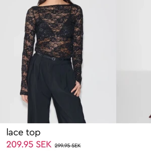 Svart spetsblus - Elegant svart spetsblus med långa ärmar och transparent design. Perfekt för en stilfull look. Tröjan är helt ny med prislapp kvar, endast testat