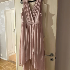 Klänning  - Färg: babyrosa. Endast använd 1 gång. Köpt på bubbleroom 