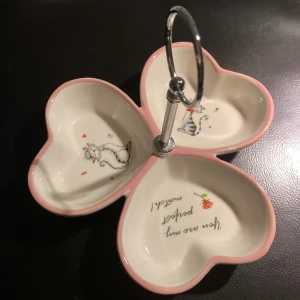 Gullig skål - Gullig skål med rosa detaljer. Perfekt för smycken eller godis, det funkar att ha i vad som helst egentligen. 