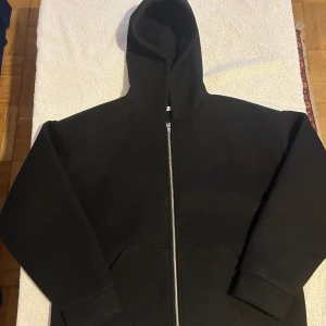 Zara Neoprene jacka/hoodie - S/M - Väldigt unik zara jacka/hoodie som trendade på tik tok förra året.  Storlek: S men stor 