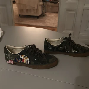 Camouflage skor från Polo Ralph Lauren - Jävligt feta skor från polo ralph lauren. Säljer eftersom de inte riktigt passar mig. Helt osläppta, (kommer ej släppas). Finns bara ett par få exemplar i hela världen. Skick: som nya. nypris: hade legat på ungefär 9000kr. Storlek 42 men passar 43