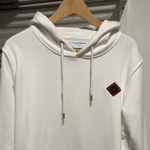 Vit hoodie från Casablanca - Snygg vit hoodie från Casablanca med broderad logga på bröstet och text på ryggen. Den har en klassisk huva med dragsko och ribbade muddar. Perfekt för en avslappnad stil.