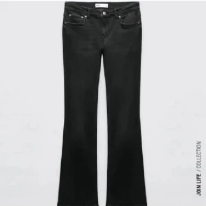 Svarta bootcut jeans från Zara - Snygga svarta bootcut jeans från zara. Perfekta för en stilren look. Low waist!💘