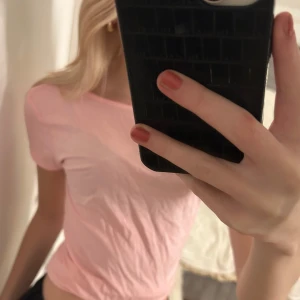 Rosa t-shirt från 157 - Säljer en söt rosa t-shirt med öppen rygg från Lager 157 i storlek S. Säljer då den aldrig kommit till användning💗