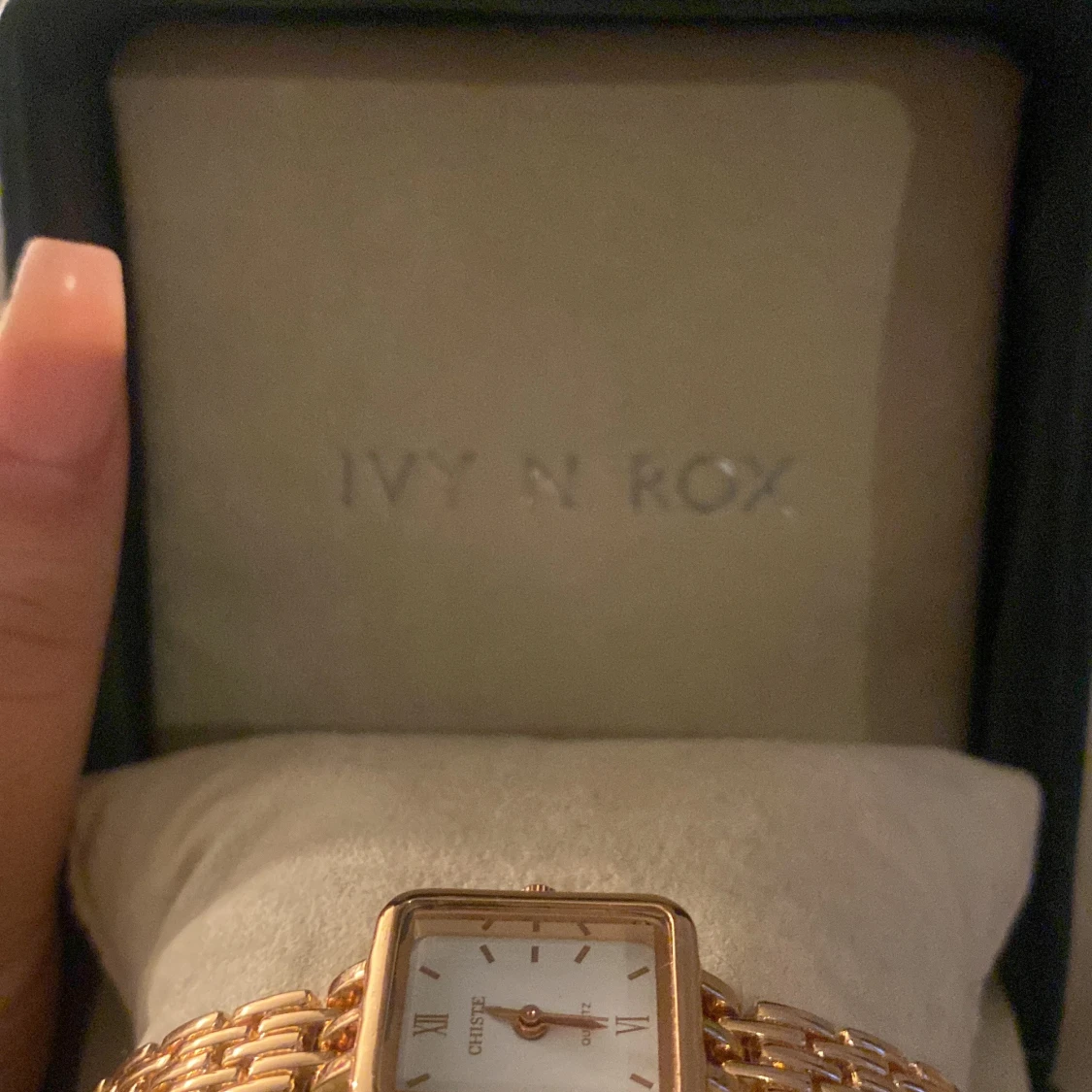 Guldfärgad klocka från Ivy N Rox - 91