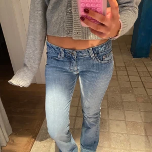 Blå bootcut jeans - Snygga blå bootcut jeans med låg midja 