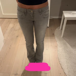 Grå bootcut jeans Ltb  - Snygga grå bootcut jeans med låg midja och klassisk femficksdesign. Perfekta för en avslappnad stil.