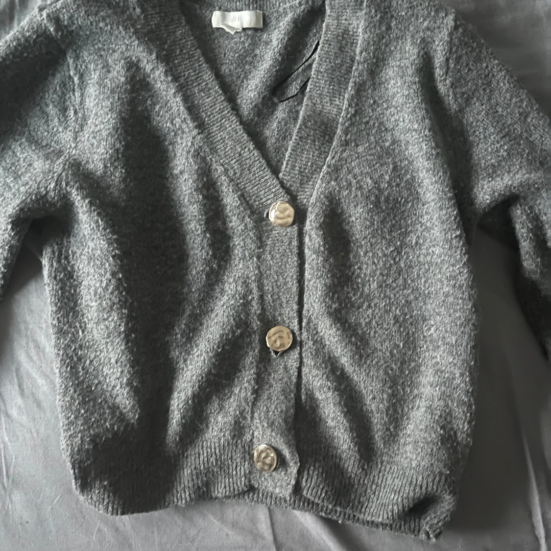 Grå kofta med knappar - 90