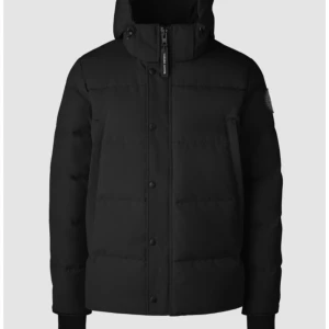 Canada Goose Wyndham Parka black label - Hej, säljer min canada goose jacka som jag aldrig har använt. Den var för stor för mig. Storleken är XXL men det passar även bra på XL. I köpet så ingår även päls till jackan och själva påsen som den kom i. Den är helt oanvänd och prislappen sitter fortfarande kvar. Jackan är köpt för ca 3500. Mitt pris står nedan.  Pris: 2500  Kontakta mig för mer information kring jackan. Jag ska besvara alla frågor så gott som går. Mvh