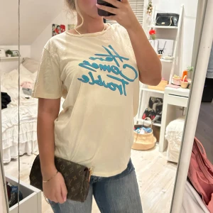 Ljusgul t shirt  - Super fin tröja med tryck på framsidan! 😘😘