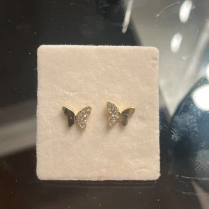  Fjärils örhängen från Glitter - Aldrig använda och alla smycken som köps kommer tvättad innan de skickas iväg,frakt från 29kr