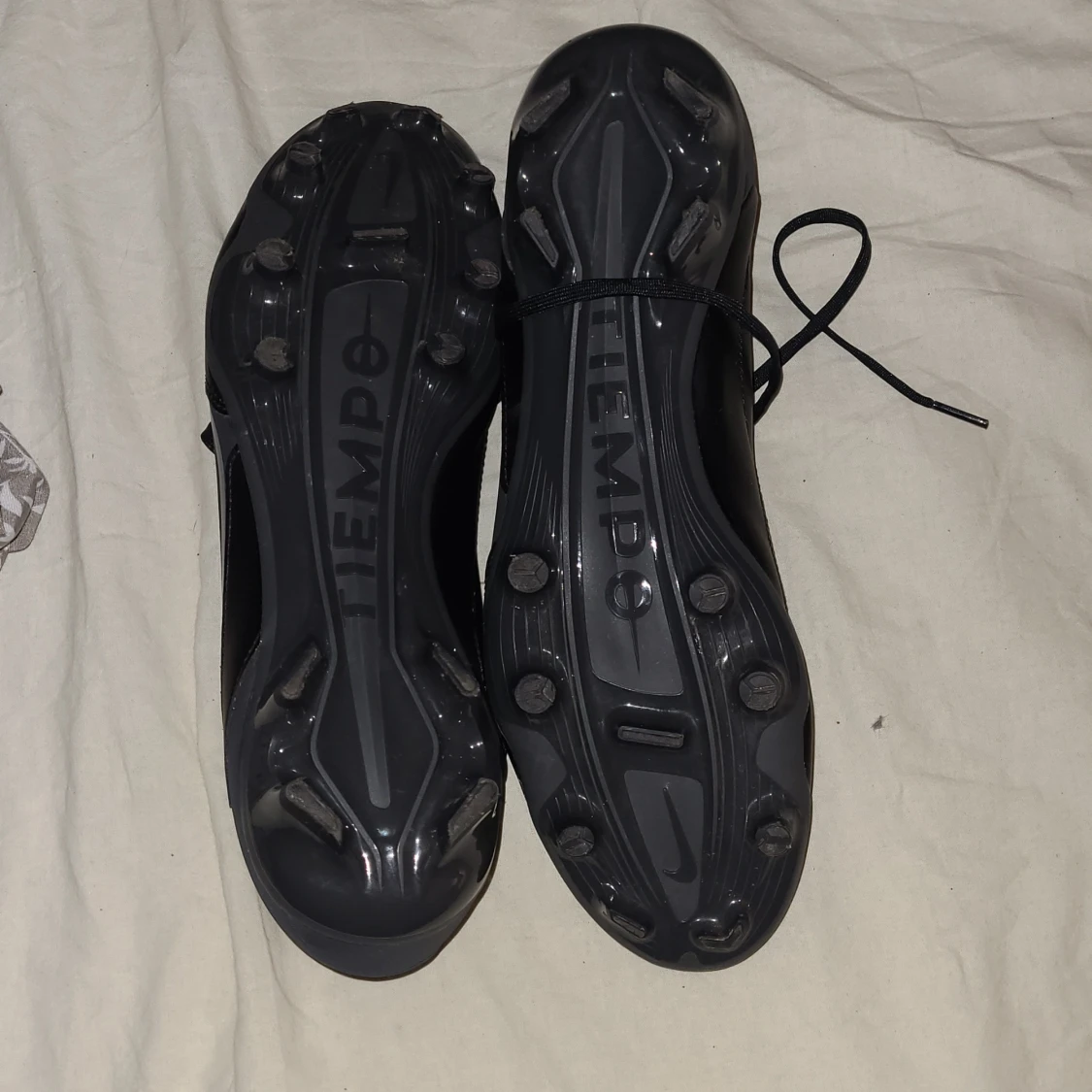 Svarta fotbollsskor från Nike