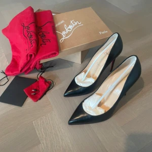 Louboutin klackskor - Klackskor från Christian Louboutin i modellen pgialle 100. Storlek 38,5. Köpta begagnade på blocket men ägaren skickade med låda, påsar, extra piggar och kvitto. Aldrig använda av mig och endast lite av tidigare ägaren. Endast lite sliten sula. Se bild:)