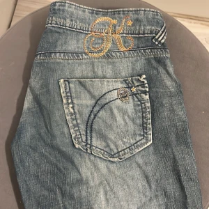 Snygga jeans från killah - Snygga jeans från killah i bra skick förutom att de är lite slitna längst ner vid benen (fjärde bilden) de har coola detaljer och är lite långa för mig som är 165. De står storlek w25 på dom men de är stora i storlek så kan antagligen passa större också! Hör av dig om du har någon fråga💕