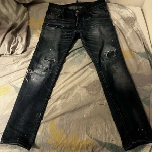 Dsquared jeans - Säljer ett par mörkblå dsquared jeans, dem är 100% procent äkta passar om du är runt 170-175, kan gå ner i pris vid snabb affär, Byten är intressanta