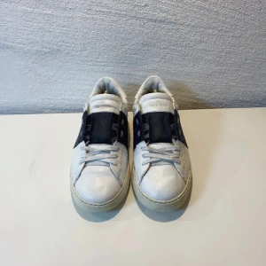 Valentino sneakers - Jag säljer ett par Valentinoskor i storlek 41. Köpta i början av året, men jag har knappt använt dem och har ingen vidare användning för dem. Skorna är i fantastiskt skick och väntar på att någon annan ska få glädje av dem!  Hör av dig om du är intresserad eller vill ha fler bilder/information.